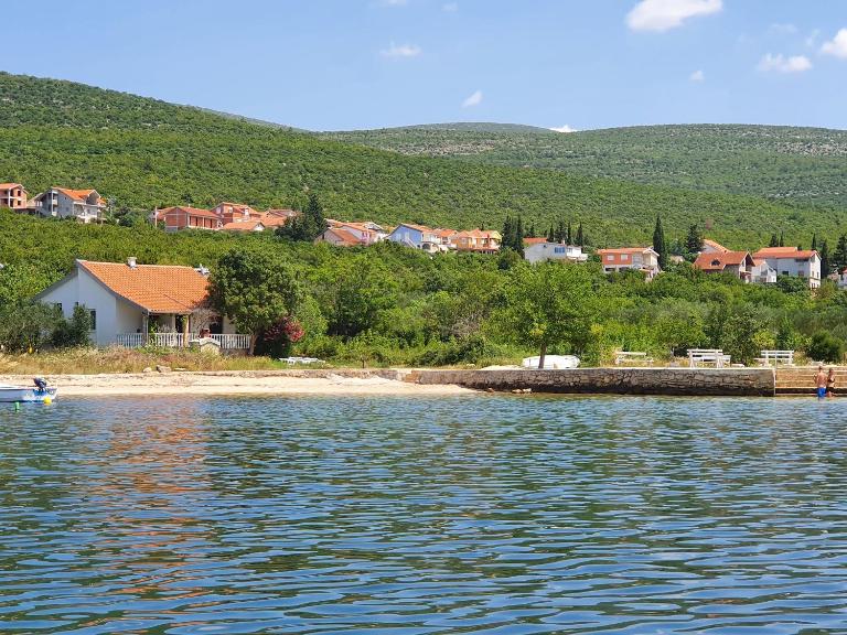 Wonderful vacation home on the lake front - B&B Kruševo