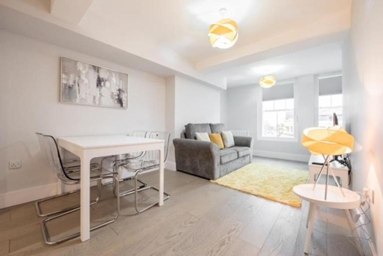 Modern,central 1 bedroom flat - Chambres d'hôtes Brentwood