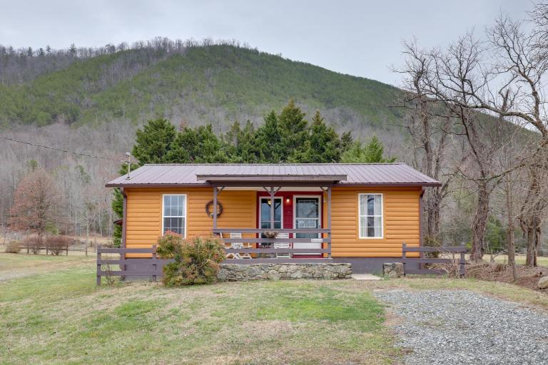 Riverside Country Cabin! Hot Springs Getaway - B&B Hot Springs