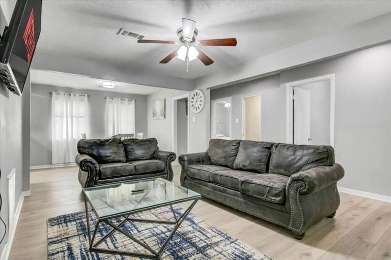 Comfy 3 bedroom home w/ fenced yard - B&B Bridge City