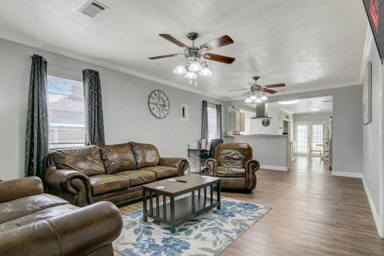 Spacious 3 bedroom home with fenced yard - Chambres d'hôtes Groves