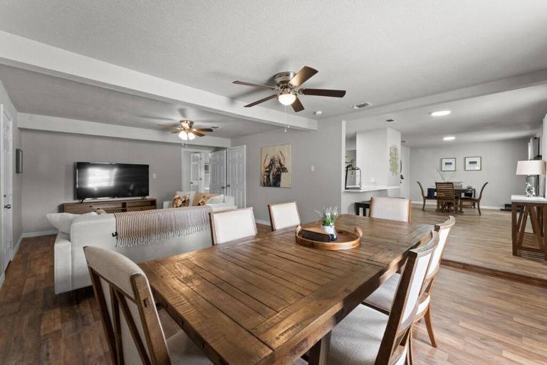 Steps to Lackland AFB & SeaWorld - B&B San Antonio