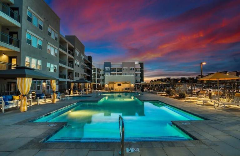 Stunning Westgate CozySuites by stadium with pool 4 - Chambres d'hôtes Glendale