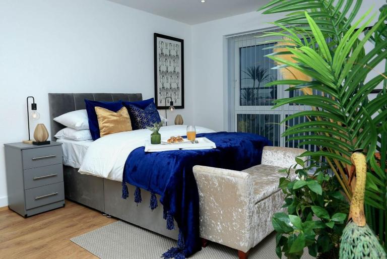 Snuggle Inn - Riverside Apartments - Views Over looking London River Thames, Close to O2 Arena, London Excel, London City Airport, Thames Clipper- River Boat Service, Woolwich Ferry, Onsite parking, TWIN ROOM OPTION available - B&B Londra