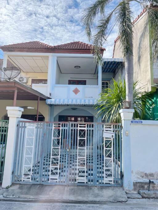 Bang Saen House: Friends/Family. - B&B Ban Thai Don
