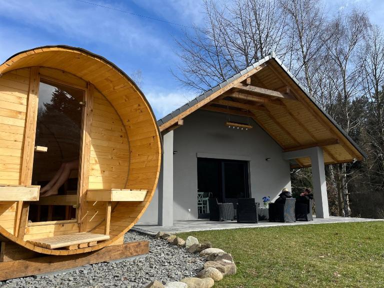 Dom nad Stryszawką z BALIĄ i SAUNĄ - domek wypoczynkowy na wyłączność - Bed and Breakfast Stryszawa