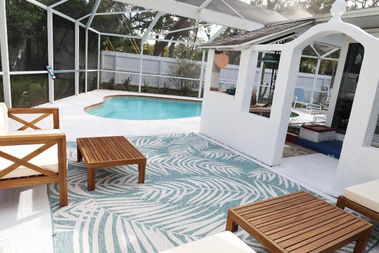 Wave Cave - Beach, Heated Pool, BBQ, Family, Friends, Fun - B&B St. Petersburg