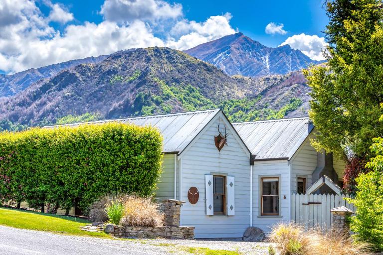 Stags Head Cottage-cosy cottage with hot tub - Bed and Breakfast Arrowtown