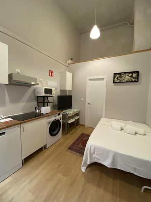 At 20' by Metro from the city centre (B) - B&B Madrid