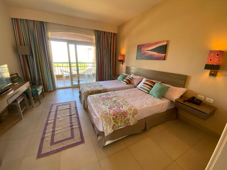 Byoum lake side hotel room, Tunis village, fayoum - Bed and Breakfast Qaryat at Ta‘mīr as Siyāḩīyah