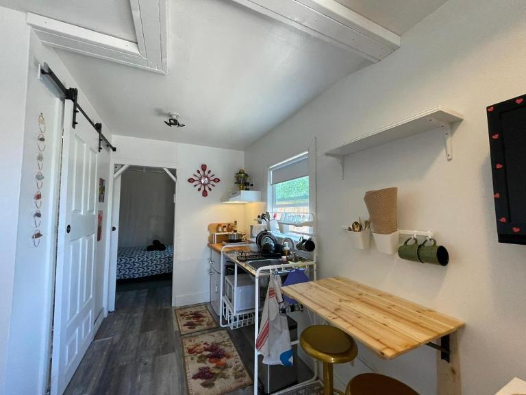Petite Guesthouse with Kitchenette and Private Bathroom - B&B Lake Isabella