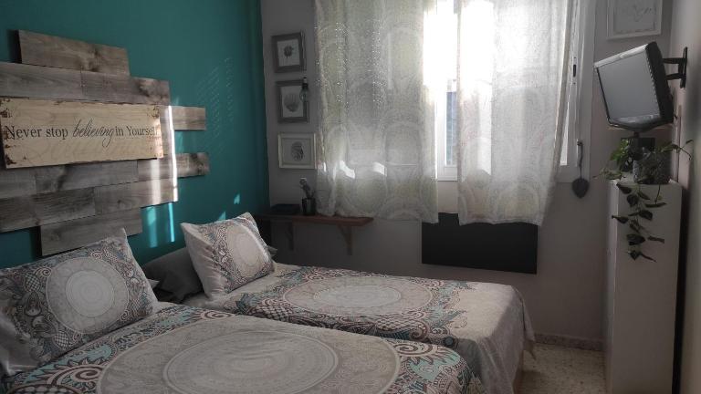 habitación doble a 100m paseo fluvial - B&B Coria del Río