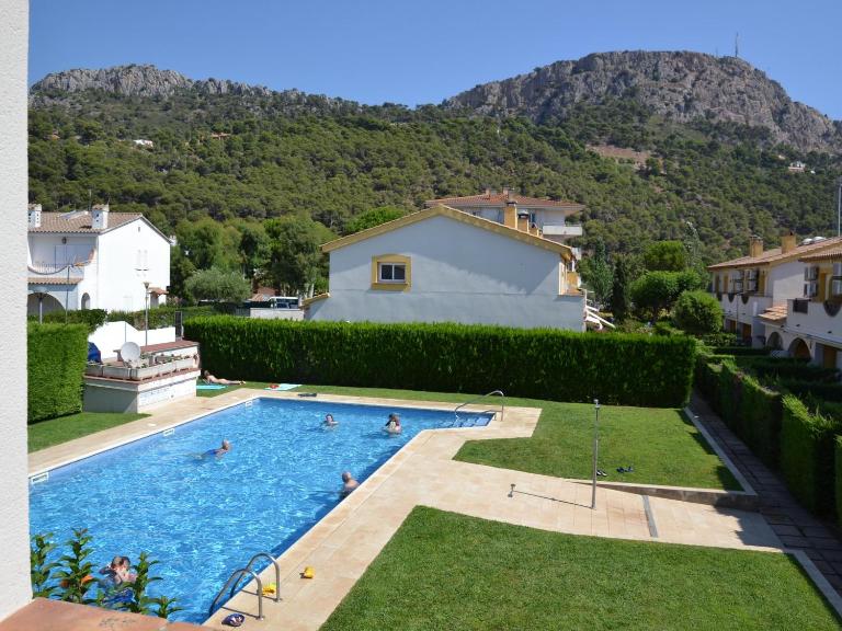 ¡Casa encantadora con piscina y cerca de la playa en L'Estartit! - ES-323-55 - B&B l'Estartit