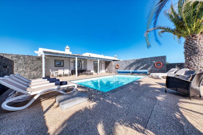 Blue Waves House - Heated Pool, BBQ and Bicycles By Lanzarote Vacation Homes - Ferienwohnung Playa Blanca