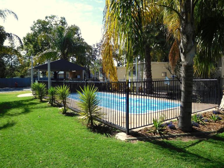 Narrabri Motel and Caravan Park - Bed and Breakfast Narrabri