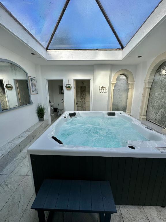 Historic Charm: *Perfect For Group Getaways* - B&B Trowbridge