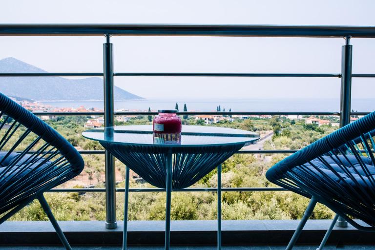 Konatsi Luxury Apartments - Bed and Breakfast Tyrós