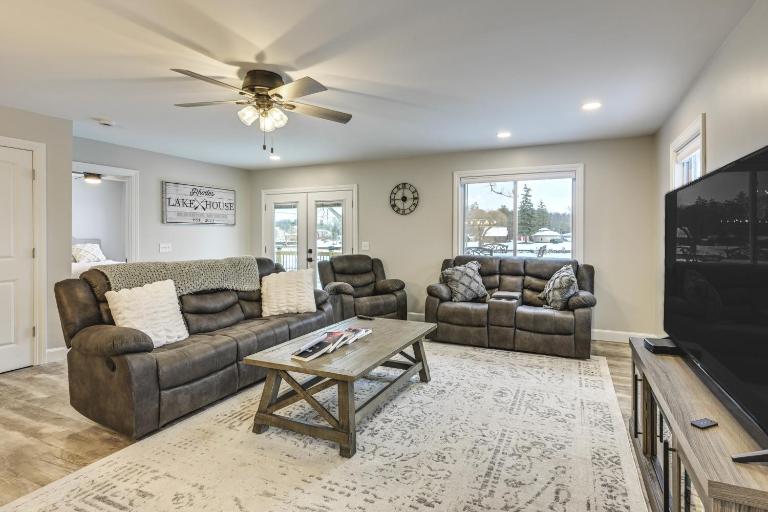 Riverfront Michigan Cottage w/ Fire Pit & Kayaks! - B&B Beaverton