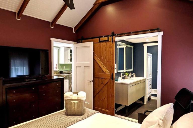 Walkable Elmwood Cottage, No Chores 2Bath 2BR 1Car - Chambres d'hôtes Buffalo