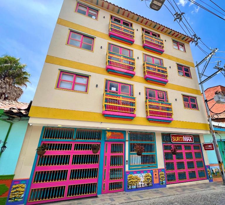Apto cerca Malecón, Plaza Principal, Plazoleta Zocalos, a 8 min de la Piedra del Peñol, GRATIS PARQUEADERO!!! - B&B Guatapé