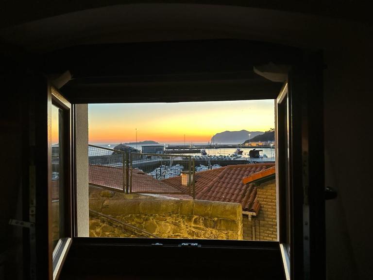 EGUZKILORE - Apartamento Marinero Vistas Al Mar - Bed and Breakfast Bermeo