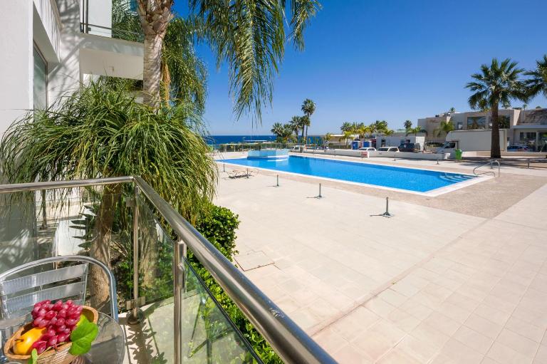 ALICIA - Coralli Beachfront Apartment - Bed and Breakfast Paralímni