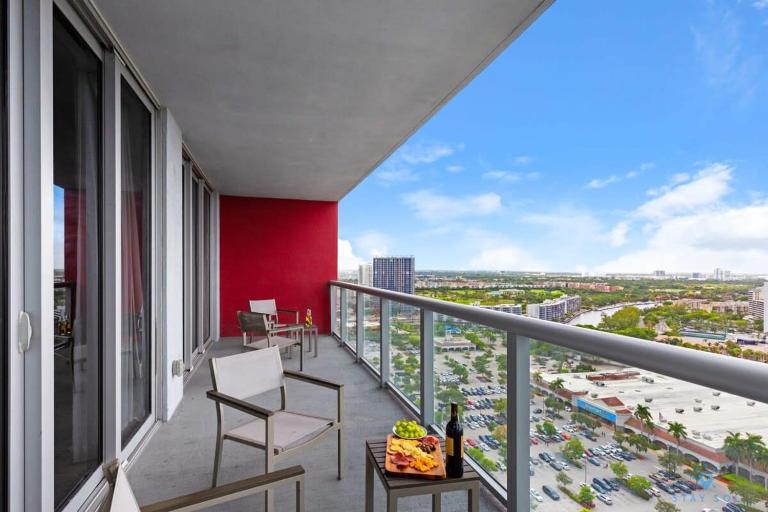 Infinite View and Balcony with Pool, Gym, Near Beach - Chambres d'hôtes Hallandale Beach