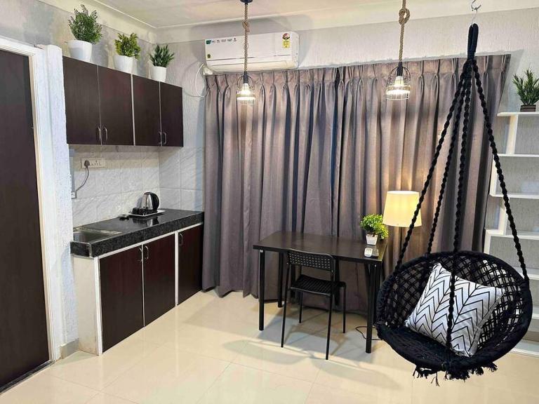 The Swing: Private Studio Room in Koregaon Park - B&B Pune