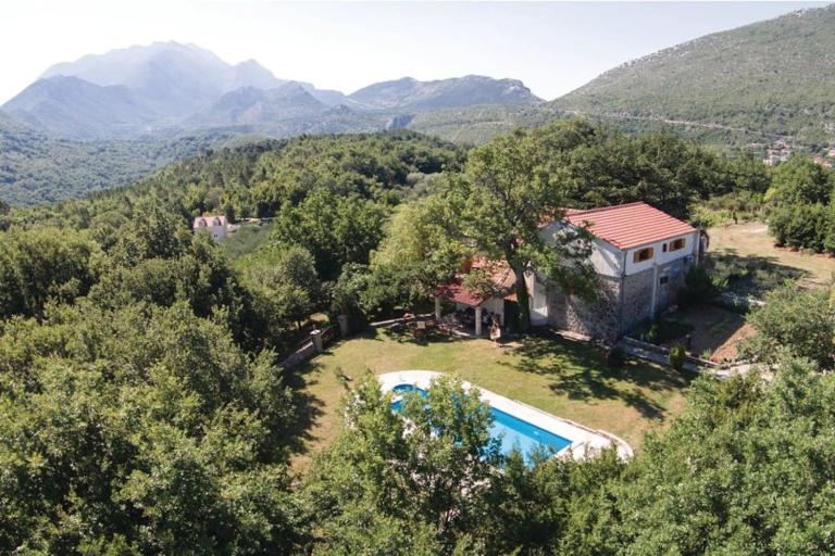 Amazing Villa In Slime, rest for mind, body and soul - Nature, garden and outside swimming pool - B&B Slime