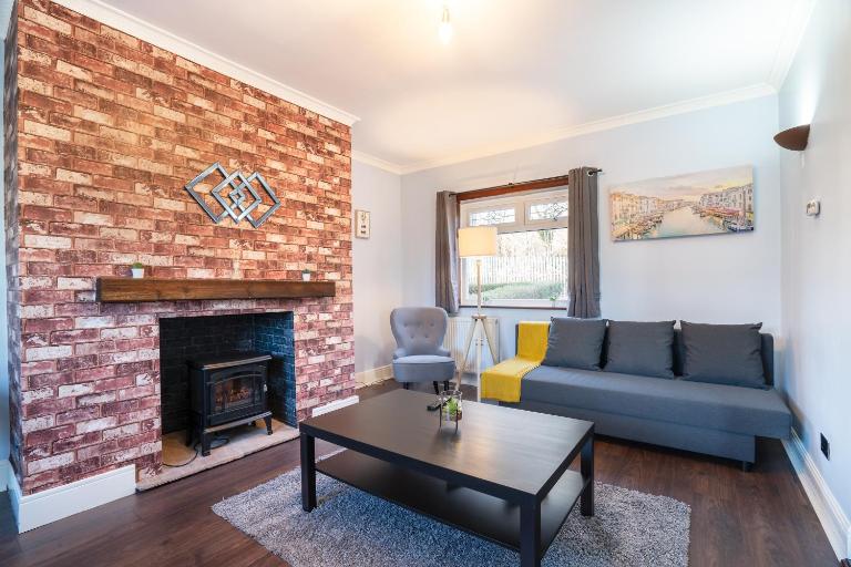 Stylish 3 Bed House-Free Parking - by Holiday Homes - Ferienwohnung Sheriff Hill