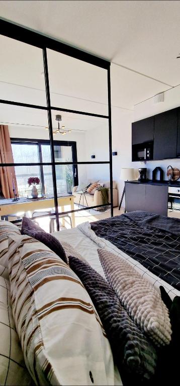 Modern apartment near Tampereen Messukeskus, with own private and free parking - B&B Tampere