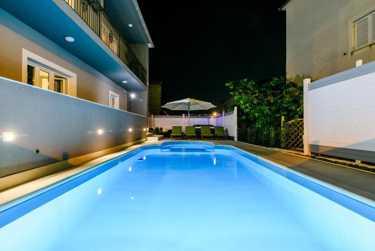 Villa Mihaela with private pool, jacuzzi and free secure parking - Ferienwohnung Trogir