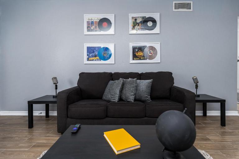 The Music Room! Near NRG! Modern Retreat! - Chambres d'hôtes Houston