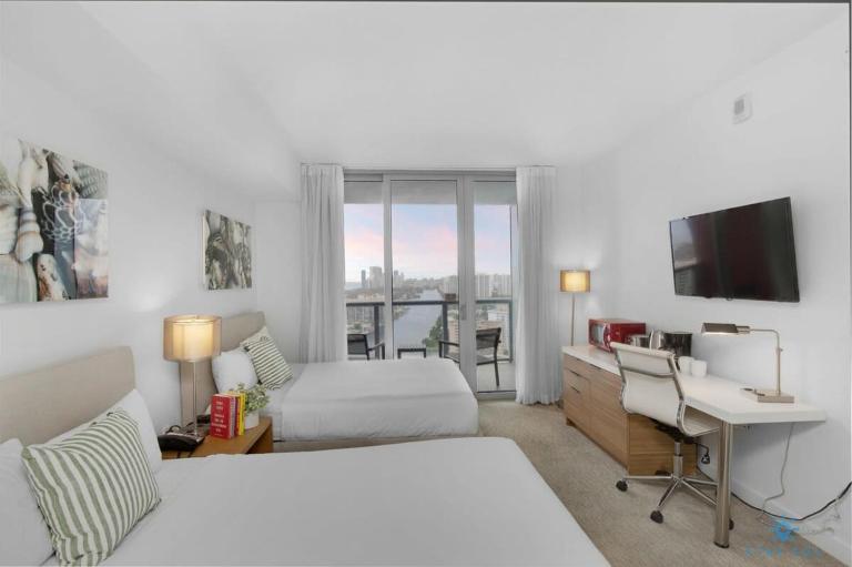 Upper studio with Balcony - Pool - Gym - B&B Hallandale Beach