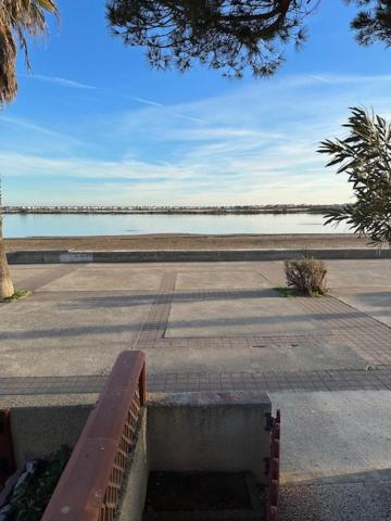 VILLA DU PIN - Les pieds dans l'eau - Gruissan Plage du Grazel - B&B Gruissan