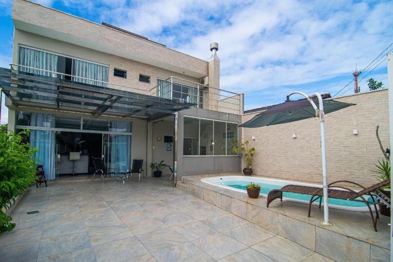 Casa c/piscina á 15 minutos Parque Beto Carreiro e 300m da praia Navegantes - Chambres d'hôtes Navegantes
