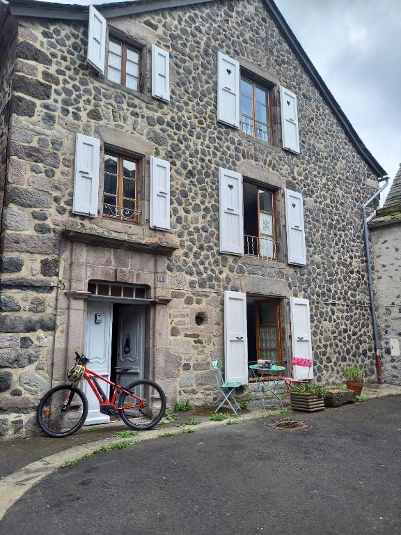 Belle maison ancienne bien équipée avec vue - Chambres d'hôtes Murat