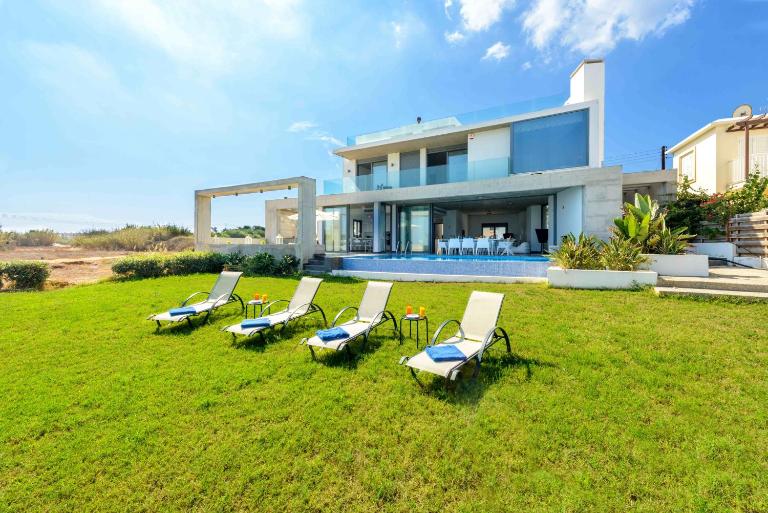 Luxury villa by the sea with heated pool - Chambres d'hôtes Protaras
