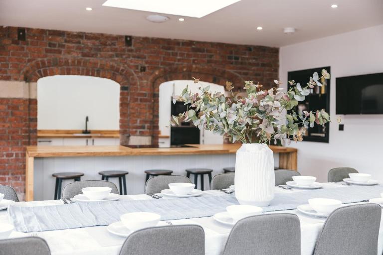 Large 7 Bedroom House for Families and Work Crews Hot Tub Parking Wi-Fi sleeps 17 - Ferienwohnung Shrewsbury