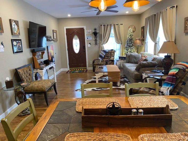 StockYards!-1 block away ! Cowboy Cottage sleeps 9 - B&B Fort Worth