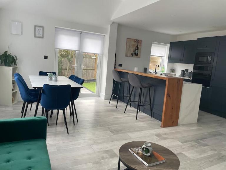 Brand New Big House with garden and free parking - Bed and Breakfast Brentford