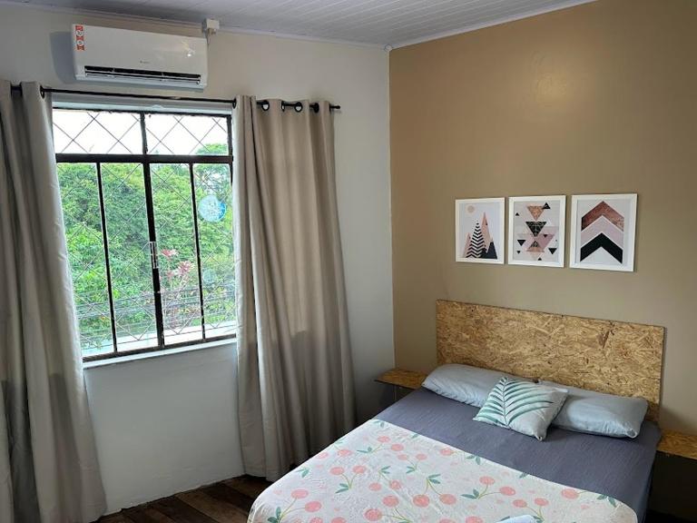 Quarto 1 Econômico com Ar Cond e Smart Tv Netflix - B&B Itajaí