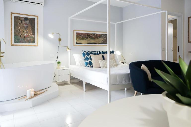 Glamorous flat with Jacuzzi, king size bed and small balcony - B&B Perugia