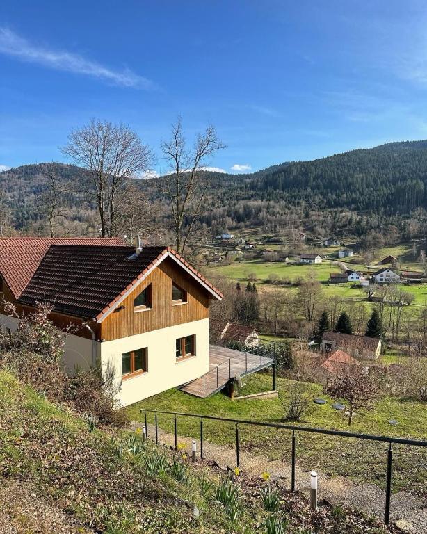 Les 2 Sapins - 10 personnes - Lits faits, Serviettes et ménage inclus - Bed and Breakfast Rochesson