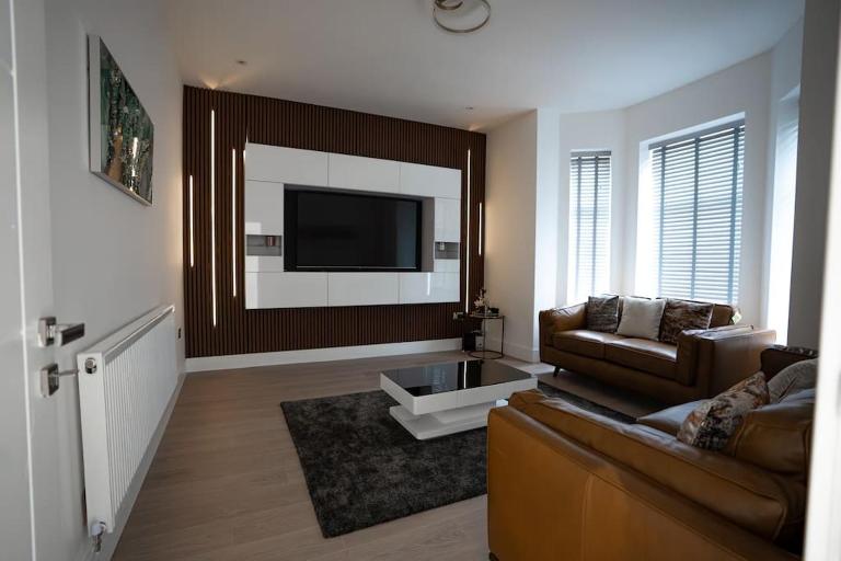 Luxury 6-Bed Home Near City Centre, Sleeps 12 plus- Cinema Room, Games Room, 5 Bathrooms & Driveway for Multiple Cars - B&B Manchester