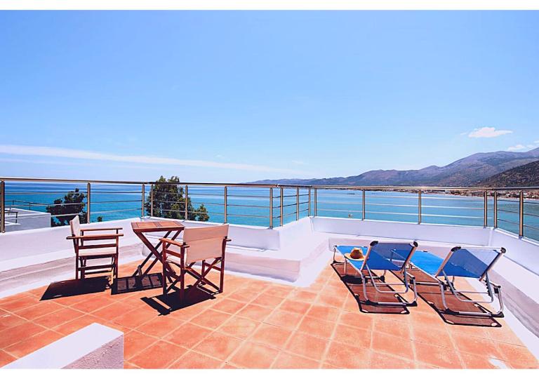 Renovated Maisonette By the Sea w/ Rooftop Terrace - B&B Stalís