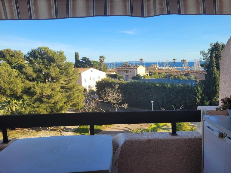 studio belle vue - B&B La Londe-les-Maures