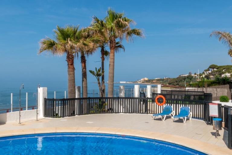 Cozy beachfront 2BR with Terrace, Pool and Garage - B&B Sitio de Calahonda