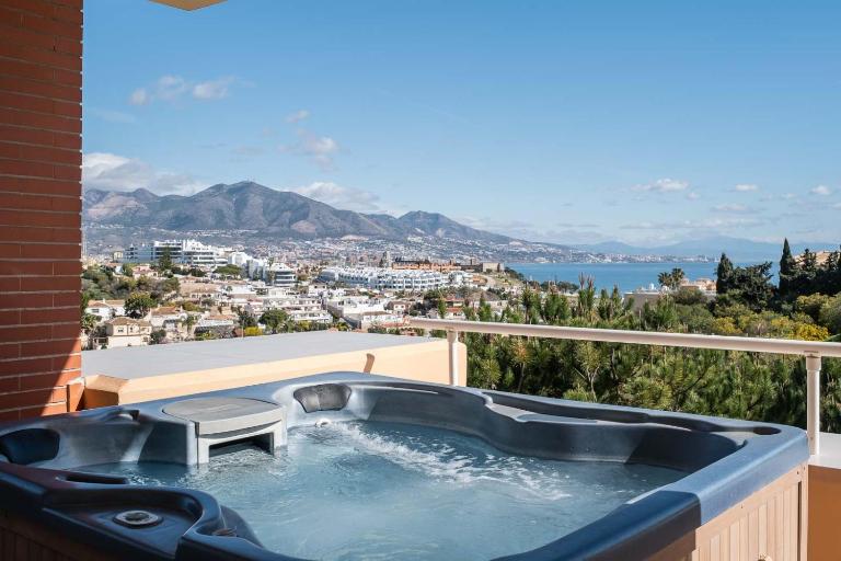 Malibu Mansions by the beach by ALFRESCO STAYS - B&B Mijas Costa