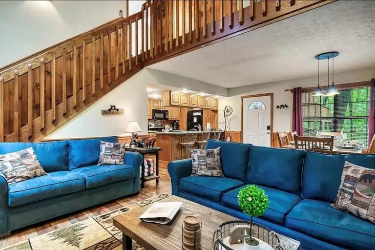 Cozy Cabin, Sleeps 8 - Close to Dollywood with Hot Tub, Arcade, Community Pool - Ferienwohnung Pigeon Forge